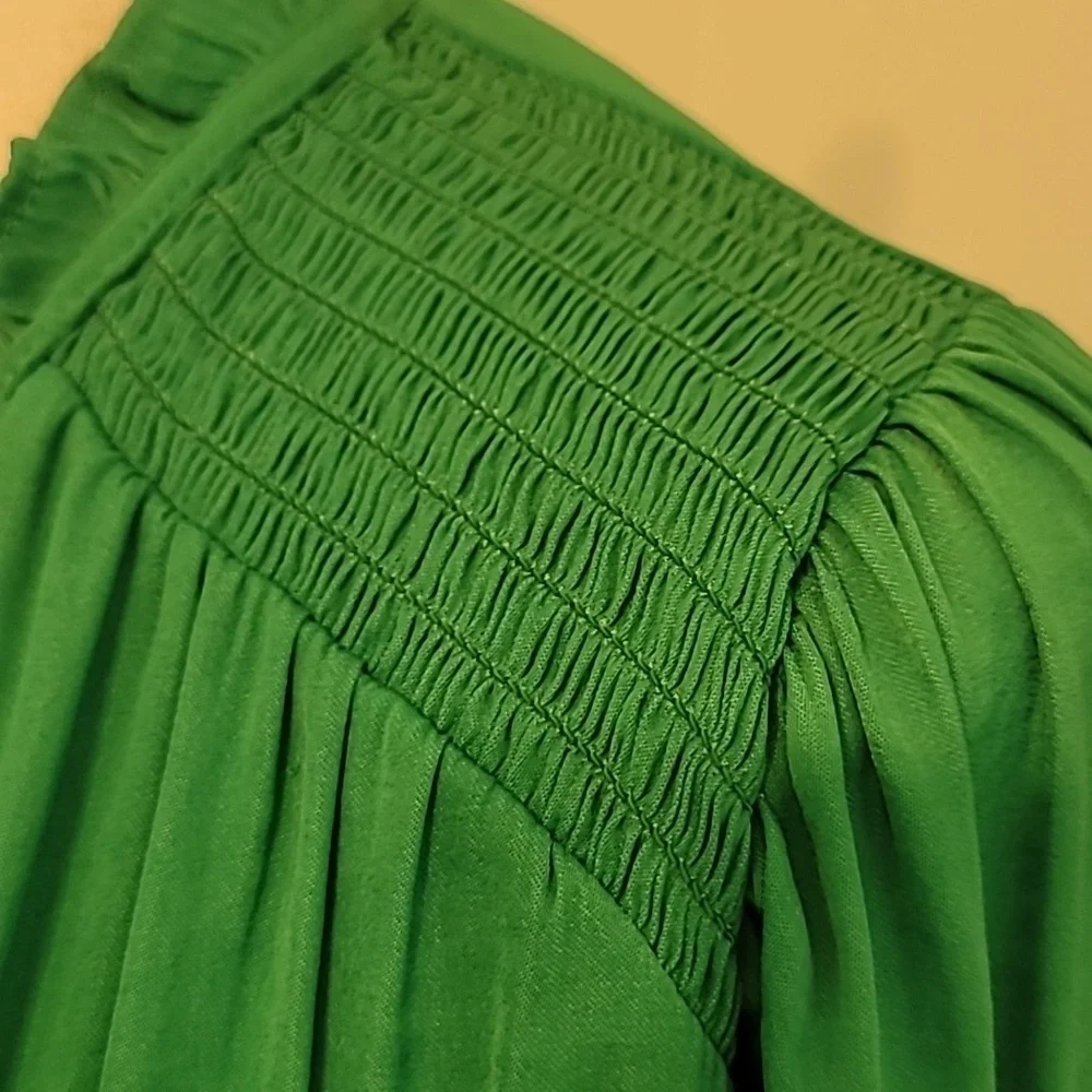 Elegant Green Blouse with Ruffled Neckline - Picture 3 of 5